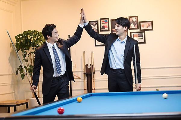 포토 JPG 남자 실내 서기 웃음 사람 상반신 20대 성인 두명 앞모습 한국인 직장인 비즈니스맨 동료 당구공 하이파이브 당구채 당구장 회식 성인남자만 국내포토 직업 뷰포인트 비즈니스 공 관계 모션 표정 동양인 손짓 청년 내부 식사 당구용품 남자만 성인만 파일형식