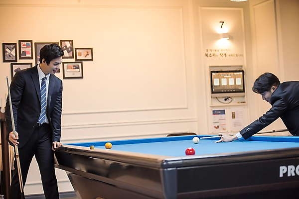 포토 JPG 응시 남자 실내 서기 미소 사람 상반신 20대 성인 두명 앞모습 옆모습 한국인 직장인 비즈니스맨 동료 당구공 당구채 회식 성인남자만 국내포토 직업 시선 뷰포인트 비즈니스 공 관계 모션 표정 동양인 청년 내부 식사 당구용품 남자만 성인만 파일형식