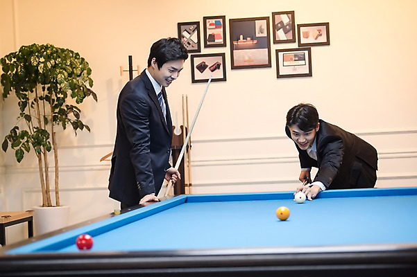 포토 JPG 남자 실내 서기 미소 웃음 사람 상반신 20대 성인 두명 앞모습 옆모습 한국인 직장인 비즈니스맨 동료 당구공 당구채 회식 성인남자만 국내포토 직업 뷰포인트 비즈니스 공 관계 모션 표정 동양인 청년 내부 식사 당구용품 남자만 성인만 파일형식