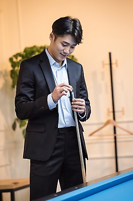 포토 JPG 남자 실내 한명 서기 미소 사람 상반신 20대 성인 앞모습 한국인 직장인 비즈니스맨 초크 당구채 회식 성인남자한명만 국내포토 직업 1 뷰포인트 비즈니스 모션 표정 동양인 청년 내부 식사 당구용품 남자한명만 성인남자만 파일형식