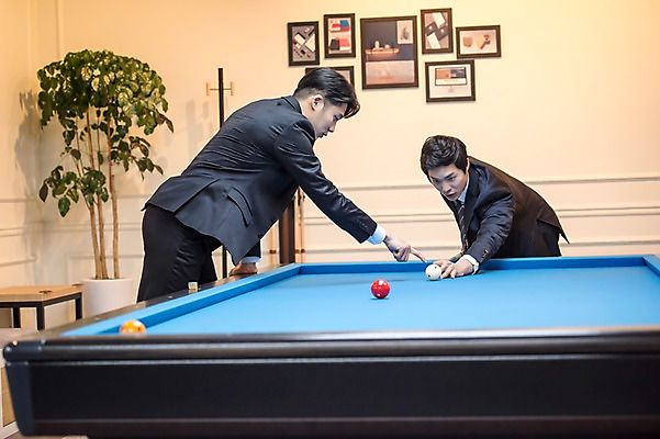 포토 JPG 남자 실내 서기 사람 상반신 20대 성인 두명 앞모습 옆모습 한국인 직장인 비즈니스맨 가르침 동료 당구공 당구대 회식 성인남자만 국내포토 직업 교육 뷰포인트 비즈니스 공 관계 모션 동양인 청년 내부 식사 당구 당구용품 남자만 성인만 파일형식