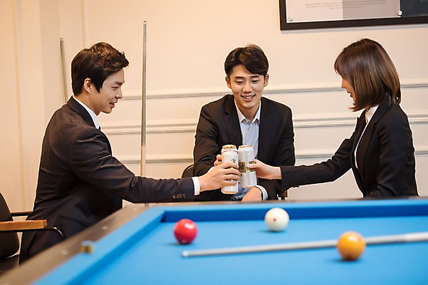 포토 JPG 여자 남자 맥주 실내 사람 앉기 상반신 20대 성인 앞모습 옆모습 세명 한국인 직장인 비즈니스맨 비즈니스우먼 동료 건배 당구공 당구대 당구채 회식 성인만 국내포토 직업 뷰포인트 비즈니스 공 관계 모션 주류 동양인 청년 내부 식사 당구 당구용품 파일형식