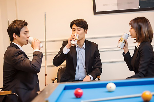 포토 JPG 여자 남자 맥주 실내 사람 앉기 상반신 20대 성인 옆모습 세명 한국인 마시기 직장인 비즈니스맨 비즈니스우먼 동료 당구공 당구대 당구채 회식 성인만 국내포토 직업 뷰포인트 비즈니스 공 관계 모션 주류 동양인 청년 내부 식사 당구 당구용품 파일형식