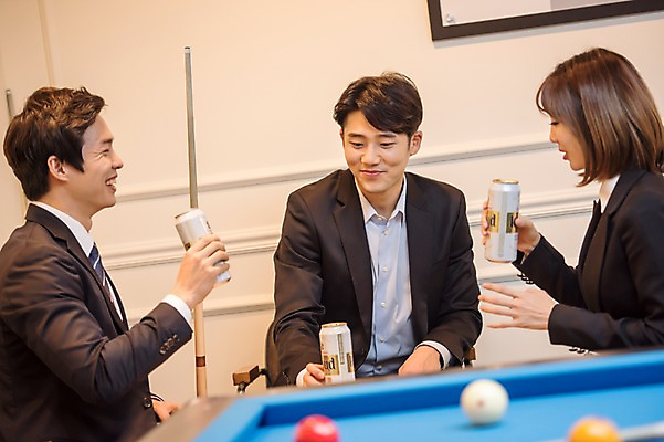 포토 JPG 여자 남자 맥주 실내 사람 앉기 상반신 20대 성인 앞모습 옆모습 세명 한국인 직장인 비즈니스맨 비즈니스우먼 동료 당구공 당구채 회식 성인만 국내포토 직업 뷰포인트 비즈니스 공 관계 모션 주류 동양인 청년 내부 식사 당구용품 파일형식