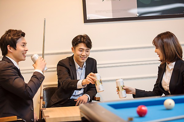 포토 JPG 여자 남자 맥주 실내 웃음 사람 앉기 상반신 20대 성인 앞모습 옆모습 세명 한국인 직장인 비즈니스맨 비즈니스우먼 동료 당구공 당구장 회식 성인만 국내포토 직업 뷰포인트 비즈니스 공 관계 모션 주류 표정 동양인 청년 내부 식사 당구용품 파일형식