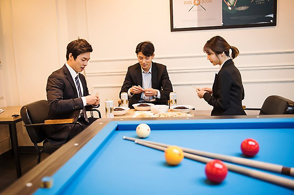 포토 JPG 여자 남자 맥주 실내 사람 앉기 상반신 20대 성인 앞모습 옆모습 세명 한국인 직장인 비즈니스맨 비즈니스우먼 짜장면 동료 당구공 당구채 당구장 회식 성인만 국내포토 직업 뷰포인트 비즈니스 공 관계 모션 주류 동양인 청년 내부 중식 식사 당구용품 파일형식
