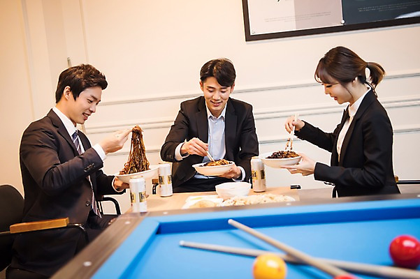 포토 JPG 여자 남자 맥주 실내 사람 앉기 상반신 20대 성인 옆모습 세명 한국인 직장인 비즈니스맨 비즈니스우먼 짜장면 동료 당구공 당구채 당구장 회식 성인만 국내포토 직업 뷰포인트 비즈니스 공 관계 모션 주류 동양인 청년 내부 중식 식사 당구용품 파일형식