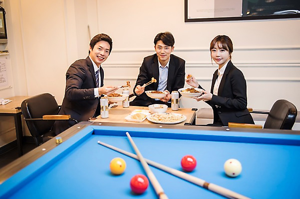 포토 JPG 여자 남자 맥주 실내 사람 앉기 상반신 20대 성인 앞모습 옆모습 세명 한국인 직장인 비즈니스맨 비즈니스우먼 짜장면 동료 당구공 당구채 당구장 회식 성인만 국내포토 직업 뷰포인트 비즈니스 공 관계 모션 주류 동양인 청년 내부 중식 식사 당구용품 파일형식