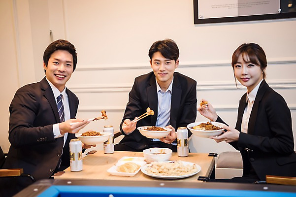 포토 JPG 여자 남자 맥주 실내 미소 사람 앉기 상반신 20대 성인 앞모습 세명 한국인 직장인 비즈니스맨 비즈니스우먼 짜장면 동료 탕수육 회식 성인만 국내포토 직업 뷰포인트 비즈니스 관계 모션 주류 표정 동양인 청년 내부 중식 식사 파일형식