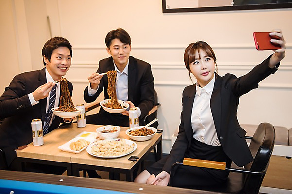 포토 JPG 여자 남자 맥주 실내 사람 앉기 상반신 20대 성인 앞모습 옆모습 세명 스마트폰 한국인 직장인 비즈니스맨 비즈니스우먼 짜장면 셀프카메라 동료 탕수육 회식 성인만 국내포토 직업 뷰포인트 비즈니스 관계 모션 주류 동양인 청년 내부 핸드폰 스마트기기 중식 사진촬영 식사 파일형식