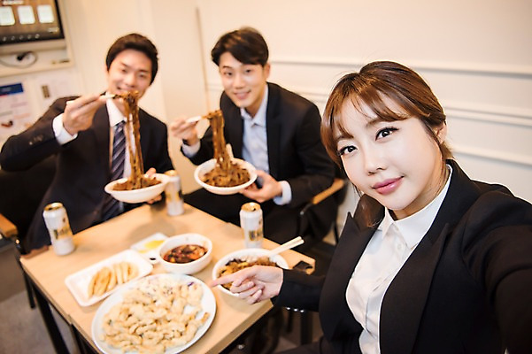 포토 JPG 여자 남자 맥주 실내 미소 사람 앉기 상반신 20대 성인 앞모습 세명 한국인 직장인 비즈니스맨 비즈니스우먼 짜장면 셀프카메라 동료 탕수육 회식 성인만 국내포토 직업 뷰포인트 비즈니스 관계 모션 주류 표정 동양인 청년 내부 중식 사진촬영 식사 파일형식
