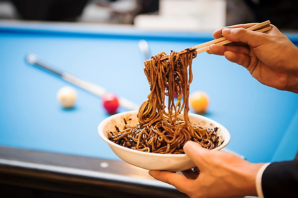 포토 JPG 손 남자 스포츠 실내 한명 사람 20대 성인 아웃포커스 신체부위 한국인 직장인 비즈니스맨 짜장면 당구공 당구채 나무젓가락 당구장 회식 성인남자한명만 국내포토 직업 1 비즈니스 젓가락 공 촬영기법 동양인 청년 내부 중식 식사 당구용품 남자한명만 성인남자만 파일형식