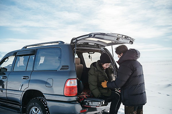 포토 JPG 주간 커플 응시 옷 여자 남자 아시아 여행 겨울 자동차 하늘 아웃도어 서기 웃음 앉기 상반신 20대 성인 야외 두명 옆모습 여행객 설원 다정 한국인 눈 몽골 자동차트렁크 성인만 국내포토 자연요소 시선 계절 나라 육상교통 뷰포인트 컨셉 관계 모션 표정 사람 동양인 청년 파일형식