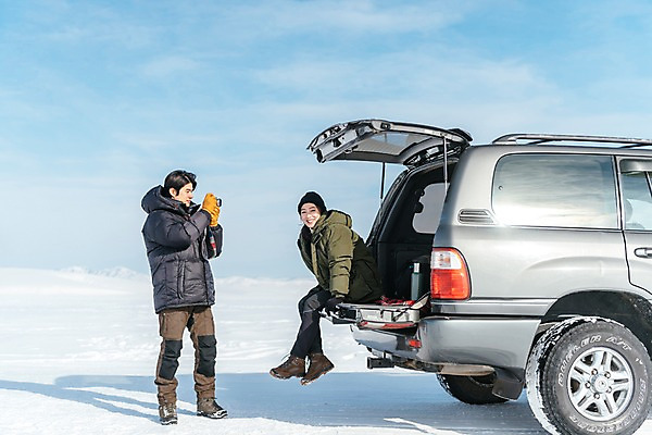 포토 JPG 주간 전신 커플 여자 남자 아시아 여행 겨울 자동차 아웃도어 서기 웃음 들기 앉기 20대 성인 야외 두명 옆모습 여행객 카메라 설원 사진촬영 한국인 눈 몽골 자동차트렁크 성인만 국내포토 자연요소 계절 나라 육상교통 뷰포인트 관계 모션 날씨 눈_날씨 표정 사람 동양인 청년 전자제품 촬영 파일형식