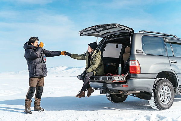 포토 JPG 주간 전신 커플 응시 여자 남자 아시아 여행 겨울 자동차 아웃도어 서기 웃음 앉기 20대 성인 야외 두명 옆모습 여행객 카메라 설원 손잡기 사진촬영 한국인 눈 몽골 자동차트렁크 성인만 국내포토 자연요소 시선 계절 나라 육상교통 뷰포인트 관계 모션 날씨 눈_날씨 표정 사람 동양인 청년 전자제품 촬영 파일형식