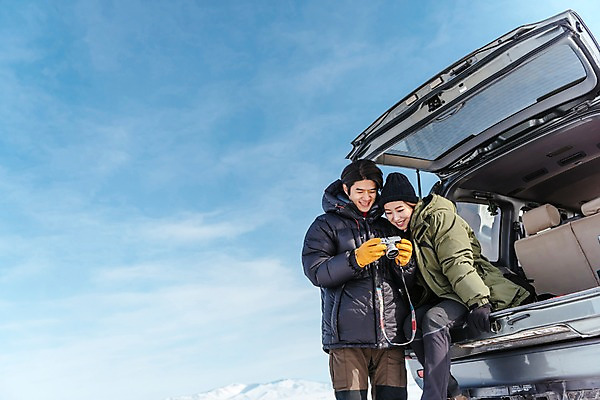 포토 JPG 주간 커플 응시 여자 남자 아시아 여행 겨울 자동차 하늘 아웃도어 서기 웃음 들기 앉기 상반신 20대 성인 야외 두명 앞모습 옆모습 여행객 카메라 설원 한국인 눈 몽골 자동차트렁크 성인만 국내포토 자연요소 시선 계절 나라 육상교통 뷰포인트 관계 모션 날씨 눈_날씨 표정 사람 동양인 청년 전자제품 파일형식