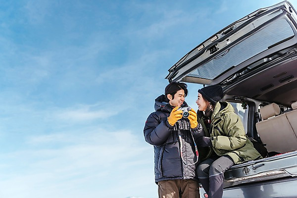 포토 JPG 주간 커플 응시 여자 남자 아시아 여행 겨울 자동차 하늘 아웃도어 서기 웃음 들기 앉기 상반신 20대 성인 야외 두명 앞모습 옆모습 여행객 카메라 설원 한국인 눈 몽골 자동차트렁크 성인만 국내포토 자연요소 시선 계절 나라 육상교통 뷰포인트 관계 모션 날씨 눈_날씨 표정 사람 동양인 청년 전자제품 파일형식