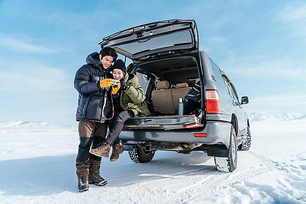 포토 JPG 주간 전신 커플 응시 여자 남자 아시아 여행 겨울 자동차 아웃도어 서기 웃음 앉기 20대 성인 야외 두명 앞모습 여행객 카메라 설원 다정 한국인 눈 몽골 자동차트렁크 성인만 국내포토 자연요소 시선 계절 나라 육상교통 뷰포인트 컨셉 관계 모션 날씨 눈_날씨 표정 사람 동양인 청년 전자제품 파일형식