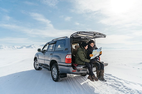 포토 JPG 주간 전신 커플 응시 여자 남자 아시아 여행 지도 겨울 자동차 하늘 아웃도어 앉기 20대 성인 야외 두명 앞모습 옆모습 여행객 설원 한국인 눈 몽골 자동차트렁크 성인만 국내포토 자연요소 시선 계절 나라 육상교통 뷰포인트 관계 모션 사람 동양인 청년 파일형식