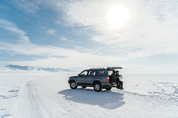 포토 JPG 주간 전신 커플 응시 여자 남자 아시아 여행 지도 겨울 자동차 하늘 아웃도어 들기 앉기 20대 성인 야외 두명 옆모습 태양 여행객 설원 한국인 눈 몽골 성인만 국내포토 자연요소 시선 계절 나라 육상교통 뷰포인트 관계 모션 날씨 눈_날씨 사람 동양인 청년 파일형식