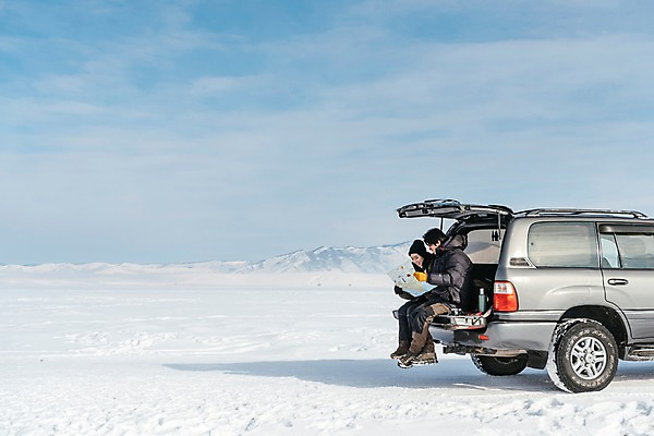 포토 JPG 주간 전신 커플 응시 여자 남자 아시아 여행 지도 겨울 자동차 하늘 산 아웃도어 웃음 들기 앉기 20대 성인 야외 두명 옆모습 여행객 설원 한국인 눈 몽골 성인만 국내포토 자연요소 시선 계절 나라 육상교통 뷰포인트 관계 모션 날씨 눈_날씨 표정 사람 동양인 청년 파일형식
