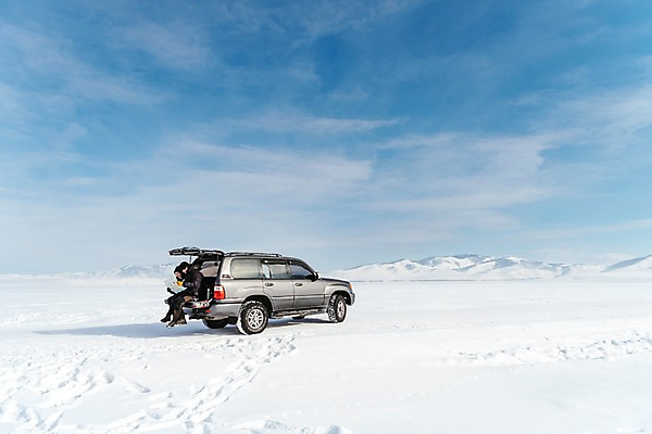 포토 JPG 주간 전신 커플 응시 여자 남자 아시아 여행 지도 겨울 자동차 하늘 산 아웃도어 들기 앉기 20대 성인 야외 두명 옆모습 여행객 설원 한국인 눈 몽골 자동차트렁크 성인만 국내포토 자연요소 시선 계절 나라 육상교통 뷰포인트 관계 모션 날씨 눈_날씨 사람 동양인 청년 파일형식