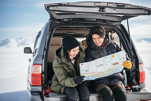 포토 JPG 주간 커플 응시 여자 남자 아시아 여행 지도 겨울 자동차 하늘 산 아웃도어 웃음 들기 앉기 상반신 20대 성인 야외 두명 앞모습 여행객 설원 한국인 눈 몽골 자동차트렁크 성인만 국내포토 자연요소 시선 계절 나라 육상교통 뷰포인트 관계 모션 날씨 눈_날씨 표정 사람 동양인 청년 파일형식