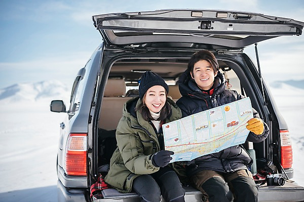 포토 JPG 주간 커플 여자 남자 아시아 여행 지도 겨울 자동차 산 아웃도어 웃음 들기 앉기 상반신 20대 성인 야외 두명 앞모습 아웃포커스 여행객 설원 한국인 눈 몽골 자동차트렁크 성인만 국내포토 자연요소 계절 나라 육상교통 뷰포인트 관계 모션 날씨 눈_날씨 촬영기법 표정 사람 동양인 청년 파일형식