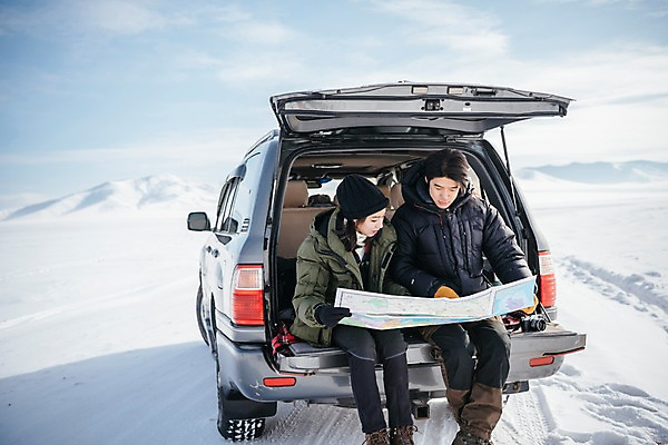 포토 JPG 주간 커플 응시 여자 남자 아시아 여행 지도 겨울 자동차 하늘 산 아웃도어 웃음 앉기 상반신 20대 성인 야외 두명 앞모습 여행객 설원 한국인 눈 몽골 자동차트렁크 성인만 국내포토 자연요소 시선 계절 나라 육상교통 뷰포인트 관계 모션 날씨 눈_날씨 표정 사람 동양인 청년 파일형식