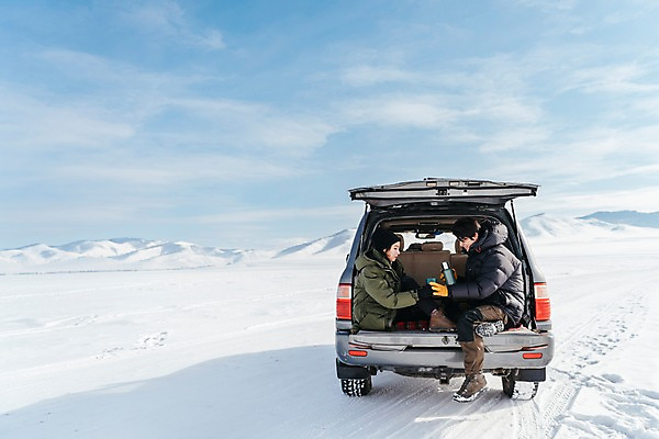 포토 JPG 주간 전신 커플 응시 여자 남자 아시아 여행 겨울 자동차 산 아웃도어 앉기 20대 성인 야외 두명 옆모습 여행객 설원 한국인 눈 몽골 자동차트렁크 성인만 국내포토 자연요소 시선 계절 나라 육상교통 뷰포인트 관계 모션 날씨 눈_날씨 사람 동양인 청년 파일형식