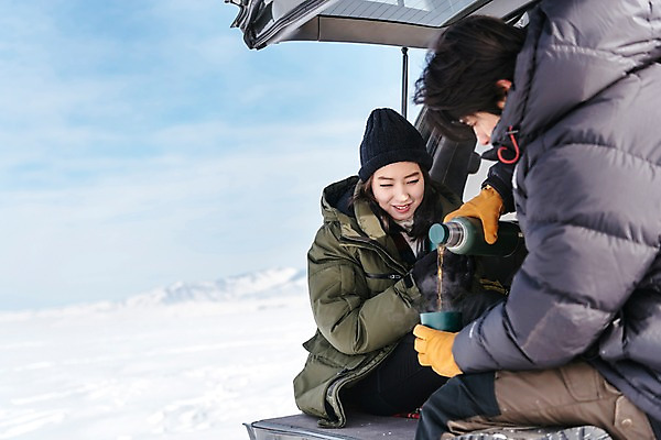 포토 JPG 주간 커플 응시 여자 남자 아시아 커피 여행 겨울 자동차 아웃도어 웃음 들기 앉기 상반신 20대 성인 야외 두명 앞모습 옆모습 아웃포커스 여행객 설원 한국인 눈 몽골 보온병 자동차트렁크 성인만 국내포토 자연요소 시선 계절 나라 음료 육상교통 뷰포인트 관계 모션 날씨 눈_날씨 촬영기법 표정 사람 동양인 청년 파일형식