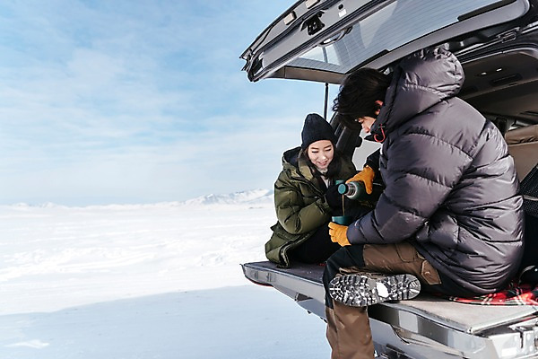 포토 JPG 주간 전신 커플 응시 여자 남자 아시아 커피 여행 겨울 자동차 하늘 아웃도어 웃음 앉기 상반신 20대 성인 야외 두명 옆모습 여행객 설원 다정 한국인 눈 몽골 보온병 자동차트렁크 성인만 국내포토 자연요소 시선 계절 나라 음료 육상교통 뷰포인트 컨셉 관계 모션 날씨 눈_날씨 표정 사람 동양인 청년 파일형식