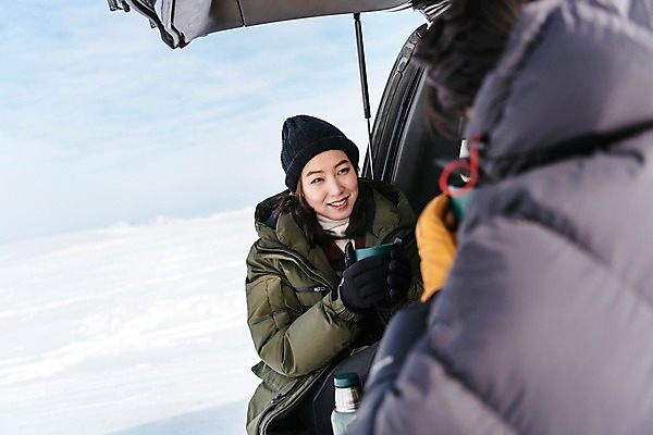 포토 JPG 주간 커플 응시 여자 남자 아시아 커피 여행 겨울 자동차 아웃도어 웃음 앉기 상반신 20대 성인 야외 두명 앞모습 뒷모습 아웃포커스 여행객 설원 한국인 눈 몽골 보온병 자동차트렁크 성인만 국내포토 자연요소 시선 계절 나라 음료 육상교통 뷰포인트 관계 모션 날씨 눈_날씨 촬영기법 표정 사람 동양인 청년 파일형식