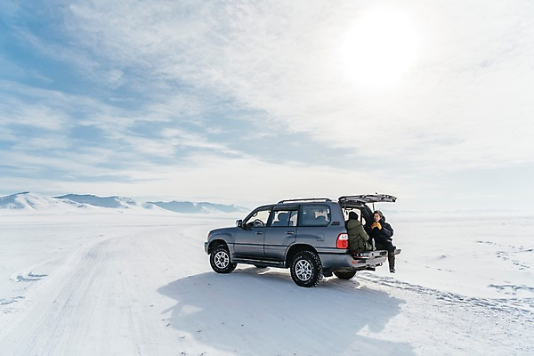 포토 JPG 주간 전신 커플 응시 여자 남자 아시아 여행 겨울 자동차 하늘 산 아웃도어 앉기 상반신 20대 성인 야외 두명 앞모습 뒷모습 여행객 설원 한국인 눈 몽골 자동차트렁크 성인만 국내포토 자연요소 시선 계절 나라 육상교통 뷰포인트 관계 모션 날씨 눈_날씨 사람 동양인 청년 파일형식