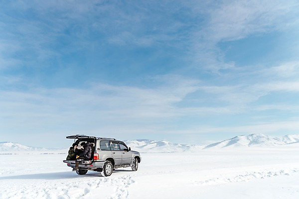 포토 JPG 주간 전신 커플 응시 여자 남자 아시아 여행 겨울 자동차 하늘 산 아웃도어 앉기 상반신 20대 성인 야외 두명 옆모습 여행객 설원 다정 한국인 눈 몽골 성인만 국내포토 자연요소 시선 계절 나라 육상교통 뷰포인트 컨셉 관계 모션 날씨 눈_날씨 사람 동양인 청년 파일형식