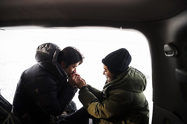 포토 JPG 주간 손 커플 여자 남자 아시아 여행 겨울 자동차 아웃도어 웃음 앉기 상반신 20대 성인 내부 두명 옆모습 아웃포커스 여행객 눈감음 손잡기 다정 한국인 눈 몽골 차안 성인만 국내포토 자연요소 계절 나라 육상교통 뷰포인트 컨셉 관계 모션 날씨 촬영기법 표정 사람 동양인 청년 신체부위 파일형식