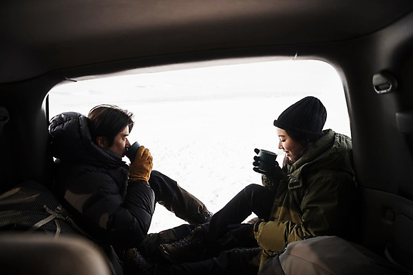 포토 JPG 주간 커플 여자 남자 아시아 커피 여행 겨울 자동차 아웃도어 웃음 앉기 상반신 20대 성인 두명 옆모습 아웃포커스 여행객 기댐 다정 한국인 눈 몽골 차안 성인만 국내포토 자연요소 계절 나라 음료 육상교통 뷰포인트 컨셉 관계 모션 날씨 촬영기법 표정 사람 동양인 청년 파일형식