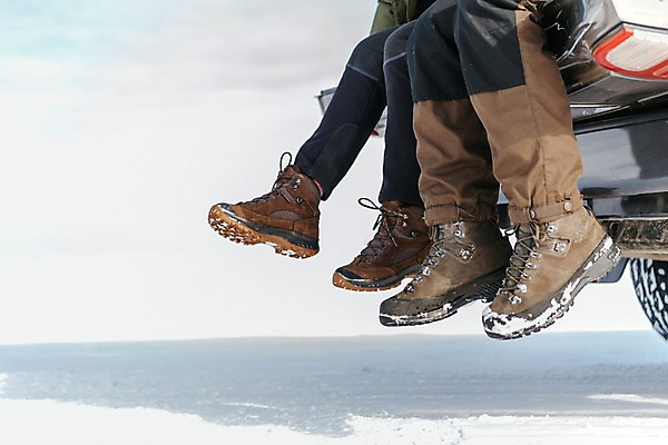 포토 JPG 주간 아시아 여행 겨울 자동차 아웃도어 앉기 20대 야외 아웃포커스 신체부위 여행객 설원 하반신 눈 다리 몽골 타이어 등산화 자동차트렁크 국내포토 자연요소 계절 나라 육상교통 신발 모션 날씨 눈_날씨 촬영기법 사람 청년 등산용품 파일형식