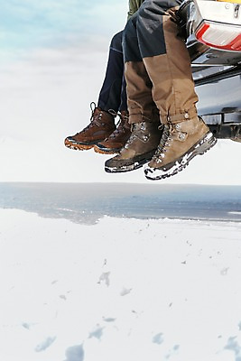 포토 JPG 주간 아시아 여행 겨울 자동차 아웃도어 앉기 20대 야외 아웃포커스 신체부위 여행객 설원 하반신 눈 다리 몽골 타이어 등산화 자동차트렁크 국내포토 자연요소 계절 나라 육상교통 신발 모션 날씨 눈_날씨 촬영기법 사람 청년 등산용품 파일형식