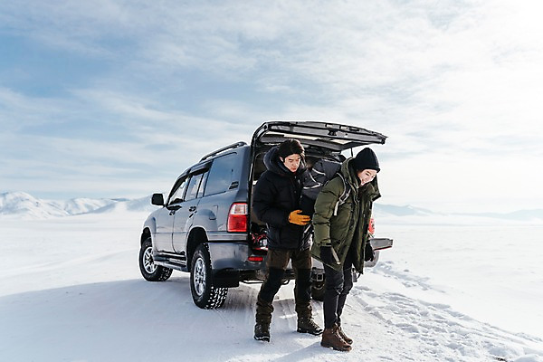 포토 JPG 주간 전신 커플 응시 여자 남자 아시아 여행 겨울 가방 자동차 아웃도어 서기 웃음 20대 성인 야외 두명 앞모습 여행객 설원 다정 한국인 눈 몽골 매기 자동차트렁크 성인만 국내포토 자연요소 시선 잡화 계절 나라 육상교통 뷰포인트 컨셉 관계 모션 날씨 눈_날씨 표정 사람 동양인 청년 파일형식
