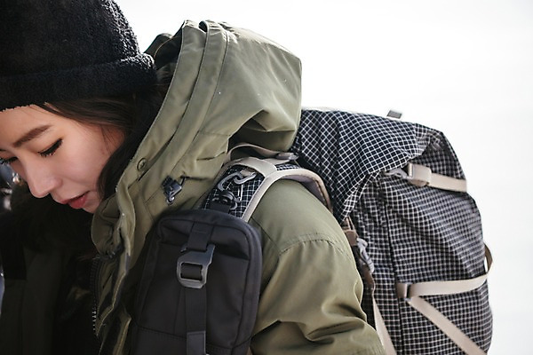 포토 JPG 주간 응시 여자 아시아 여행 겨울 가방 아웃도어 한명 서기 상반신 20대 성인 야외 옆모습 여행객 한국인 몽골 매기 성인여자한명만 국내포토 자연요소 1 시선 잡화 계절 나라 뷰포인트 모션 사람 동양인 청년 여자한명만 성인여자만 파일형식