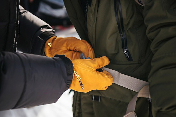 포토 JPG 주간 손 아시아 여행 겨울 배낭 아웃도어 서기 상반신 20대 야외 아웃포커스 신체부위 여행객 벨트 눈 끈 몽골 국내포토 자연요소 잡화 계절 나라 가방 모션 날씨 촬영기법 사람 청년 파일형식