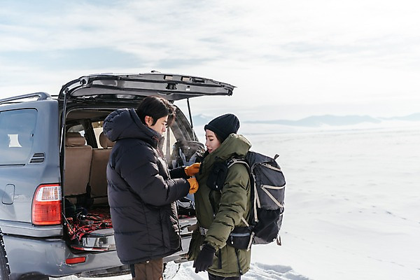 포토 JPG 주간 커플 여자 남자 아시아 여행 겨울 배낭 자동차 아웃도어 서기 상반신 20대 성인 야외 두명 옆모습 아웃포커스 여행객 설원 다정 한국인 눈 몽골 매기 자동차트렁크 성인만 국내포토 자연요소 계절 나라 육상교통 뷰포인트 컨셉 가방 관계 모션 날씨 눈_날씨 촬영기법 사람 동양인 청년 파일형식