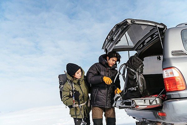 포토 JPG 주간 커플 응시 여자 남자 아시아 여행 겨울 배낭 자동차 아웃도어 서기 들기 상반신 20대 성인 야외 두명 앞모습 여행객 카메라 설원 한국인 눈 몽골 자동차트렁크 성인만 국내포토 자연요소 시선 계절 나라 육상교통 뷰포인트 가방 관계 모션 날씨 눈_날씨 사람 동양인 청년 전자제품 파일형식