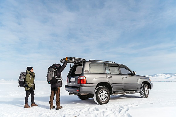 포토 JPG 주간 전신 커플 응시 여자 남자 아시아 여행 겨울 배낭 자동차 하늘 아웃도어 서기 20대 성인 야외 두명 옆모습 뒷모습 여행객 설원 다정 한국인 눈 잡기 몽골 자동차트렁크 성인만 국내포토 자연요소 시선 계절 나라 육상교통 뷰포인트 컨셉 가방 관계 모션 날씨 눈_날씨 사람 동양인 청년 파일형식