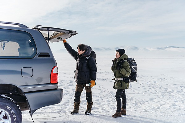 포토 JPG 주간 전신 커플 응시 여자 남자 아시아 여행 겨울 배낭 자동차 아웃도어 서기 들기 20대 성인 야외 두명 옆모습 여행객 설원 한국인 눈 몽골 보온병 자동차트렁크 성인만 국내포토 자연요소 시선 계절 나라 육상교통 뷰포인트 가방 관계 모션 날씨 눈_날씨 사람 동양인 청년 파일형식