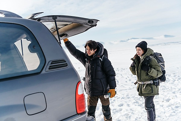 포토 JPG 주간 커플 응시 여자 남자 아시아 여행 겨울 배낭 자동차 산 아웃도어 서기 웃음 상반신 20대 성인 야외 두명 앞모습 옆모습 여행객 설원 한국인 눈 몽골 자동차트렁크 성인만 국내포토 자연요소 시선 계절 나라 육상교통 뷰포인트 가방 관계 모션 날씨 눈_날씨 표정 사람 동양인 청년 파일형식