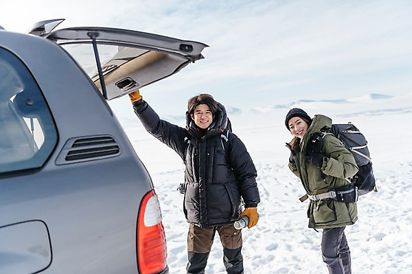 포토 JPG 주간 커플 여자 남자 아시아 여행 겨울 배낭 자동차 아웃도어 서기 웃음 들기 상반신 20대 성인 야외 두명 앞모습 옆모습 여행객 설원 한국인 눈 몽골 보온병 자동차트렁크 성인만 국내포토 자연요소 계절 나라 육상교통 뷰포인트 가방 관계 모션 날씨 눈_날씨 표정 사람 동양인 청년 파일형식