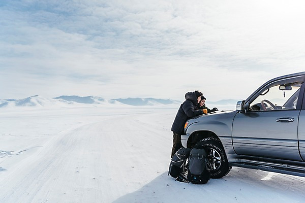 포토 JPG 주간 전신 커플 응시 여자 남자 아시아 여행 지도 겨울 배낭 자동차 산 아웃도어 서기 상반신 20대 성인 야외 두명 옆모습 여행객 설원 다정 한국인 눈 몽골 성인만 국내포토 자연요소 시선 계절 나라 육상교통 뷰포인트 컨셉 가방 관계 모션 날씨 눈_날씨 사람 동양인 청년 파일형식