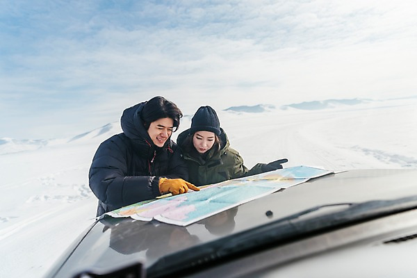 포토 JPG 주간 커플 응시 여자 남자 아시아 여행 지도 겨울 자동차 아웃도어 서기 웃음 상반신 20대 성인 야외 두명 앞모습 아웃포커스 여행객 설원 한국인 눈 가리킴 몽골 성인만 국내포토 자연요소 시선 계절 나라 육상교통 뷰포인트 관계 모션 날씨 눈_날씨 촬영기법 표정 사람 동양인 손짓 청년 파일형식